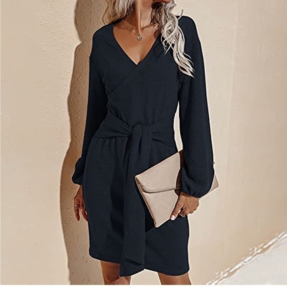 NWT,Solersun,Long-Sleeved,Wrapped Hip,Surplice Low-V Neckline, Black, Size M - Picture 2 of 13